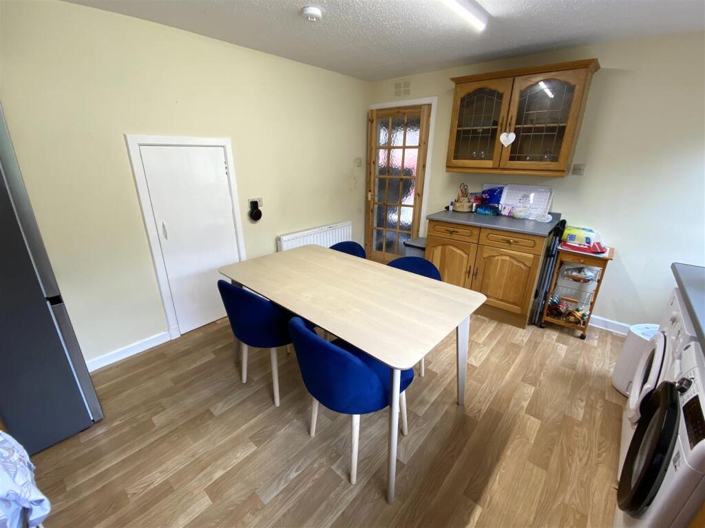 KITCHEN 2.JPG