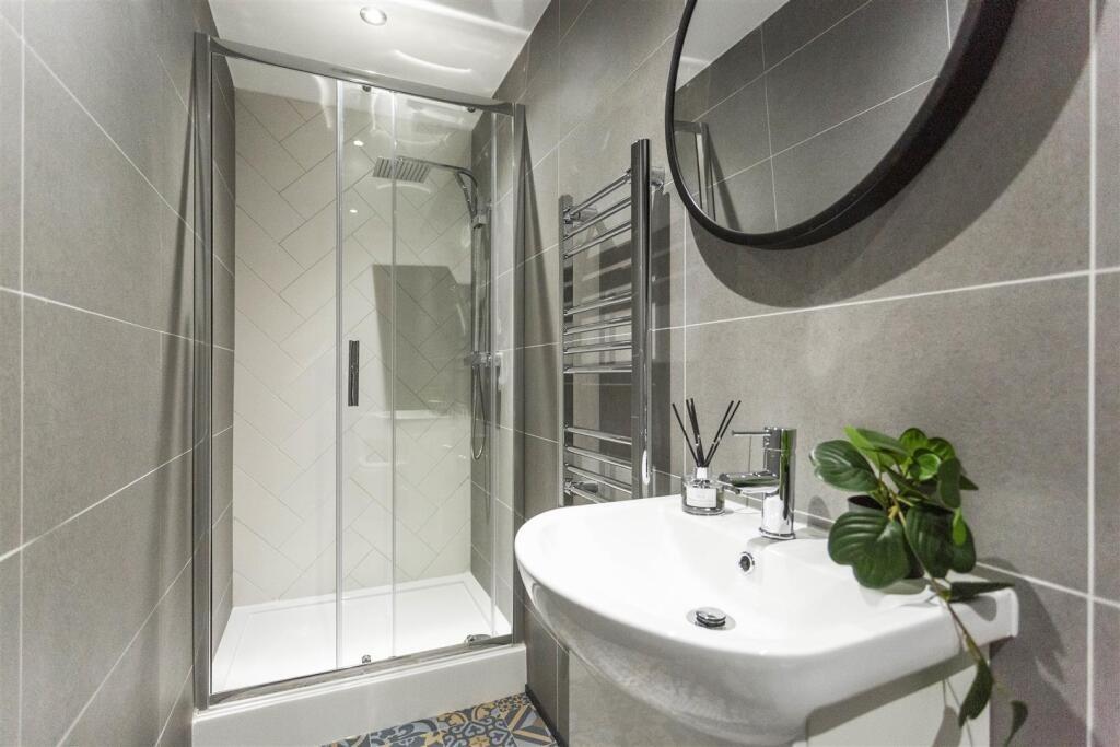 261131_33710901_I...