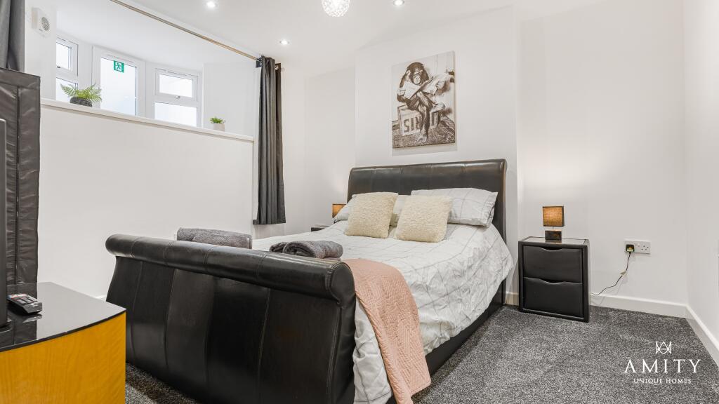 Basement Flat/Annex Front Bedroom/Living Room 