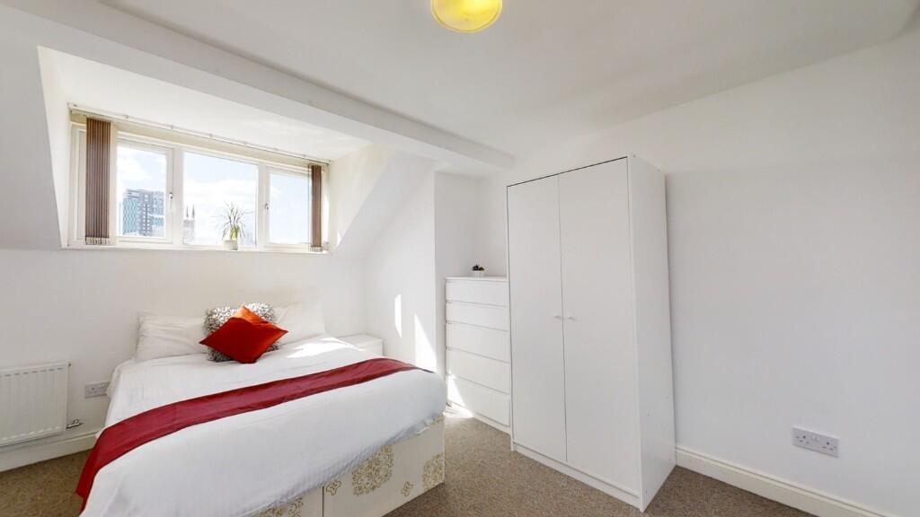 Bright and clean double bedroom featuring a com...