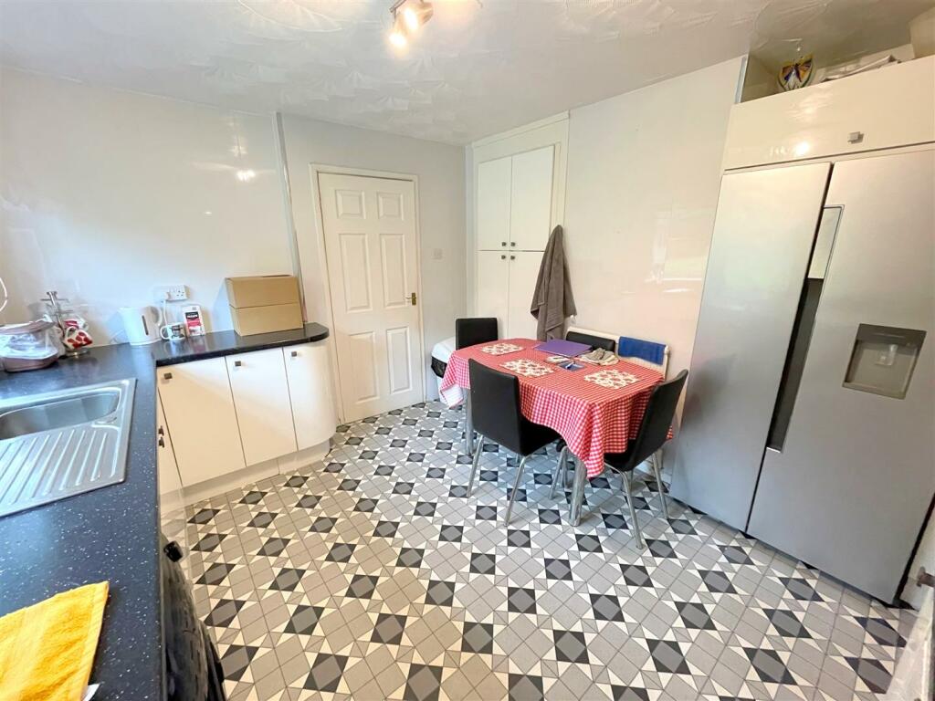 Kitchen b.jpg