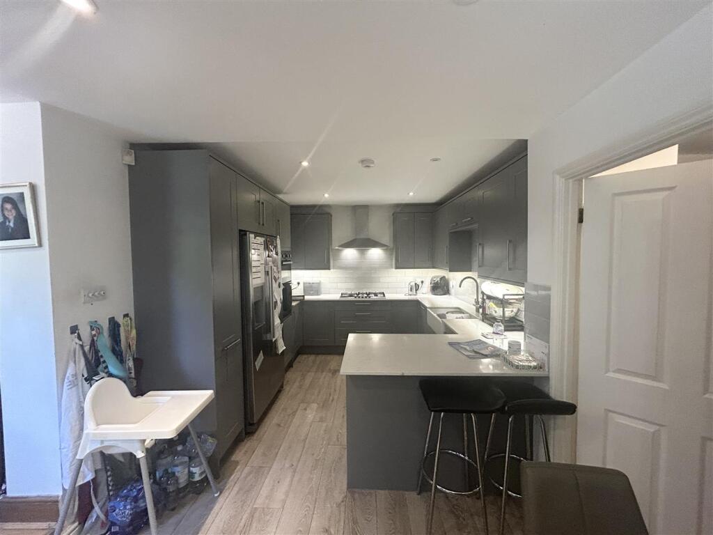 Kitchen/Breakfast Room: