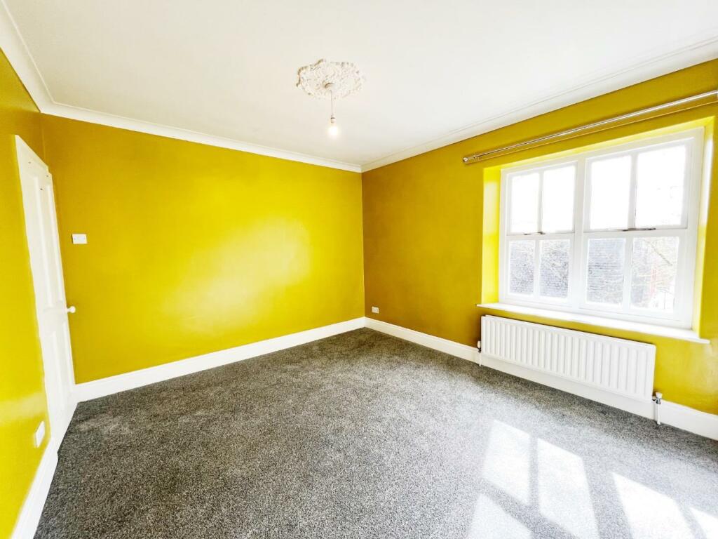 Bedroom 1 pic 3.jpg