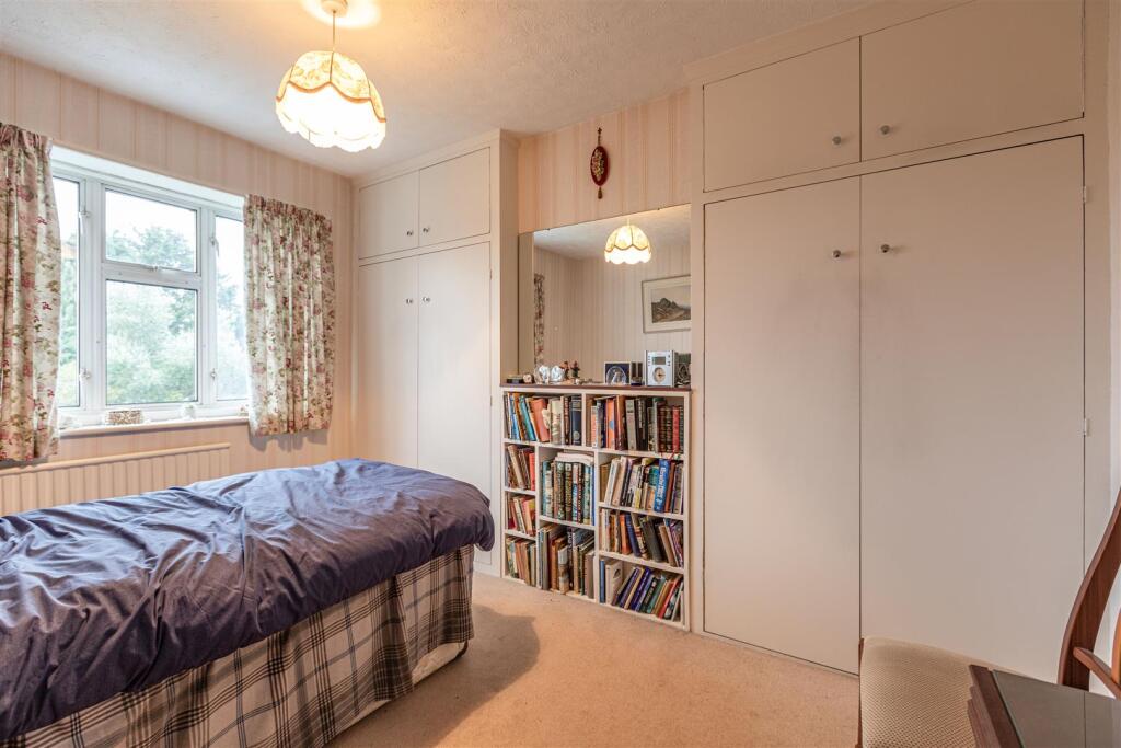 50 Petersham Avenue, Byfleet, KT14 7HY - 4.jpg