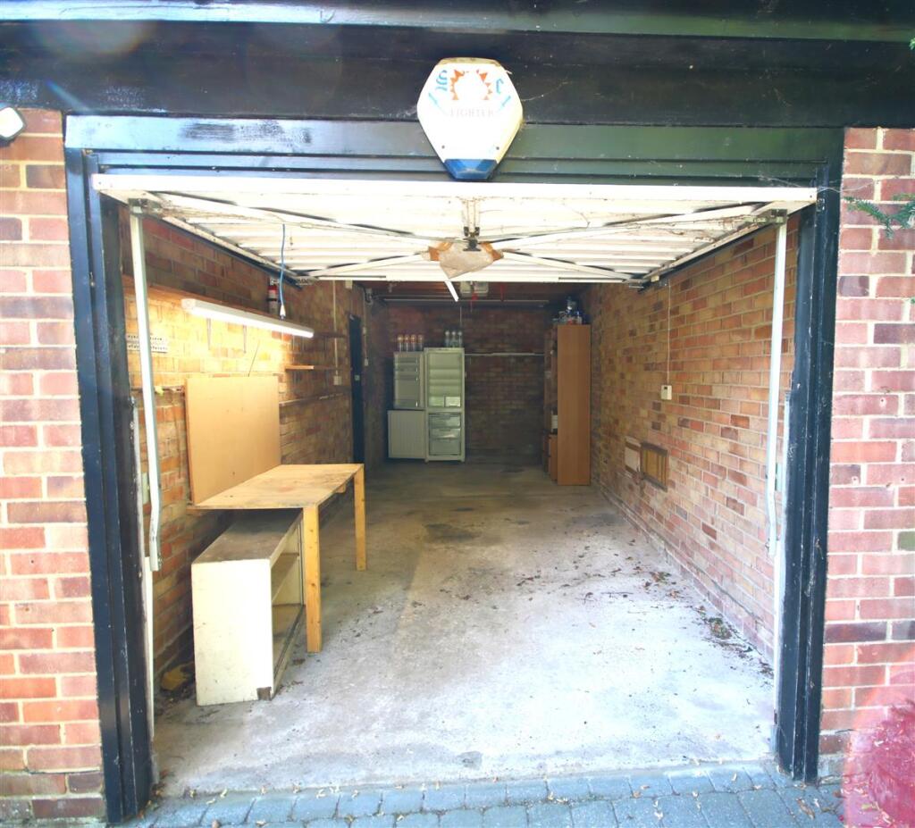 Garage a.JPG