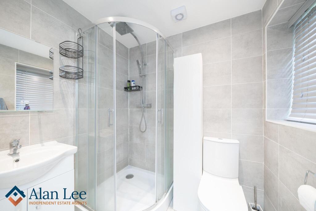 Ensuite (Ground Floor)