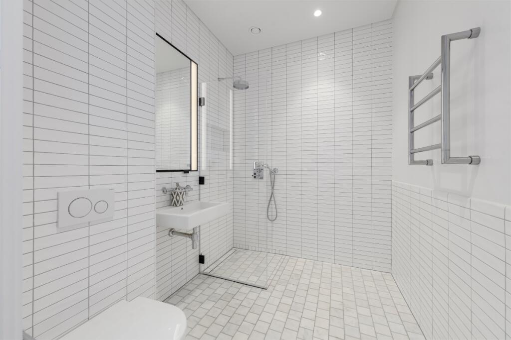 BATHROOM 2