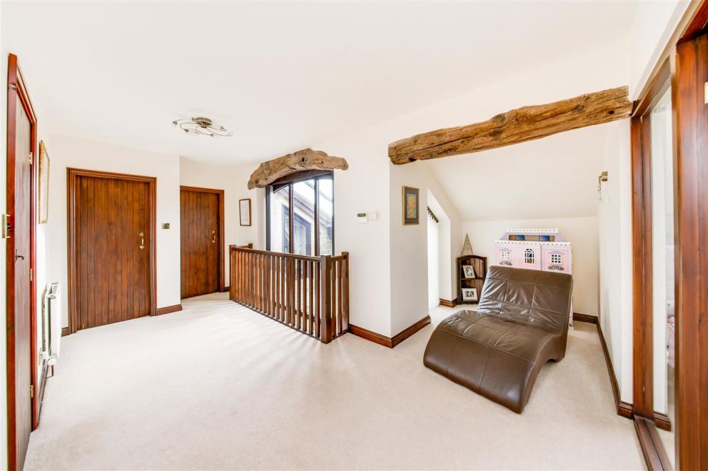 FIRST FLOOR LANDING
