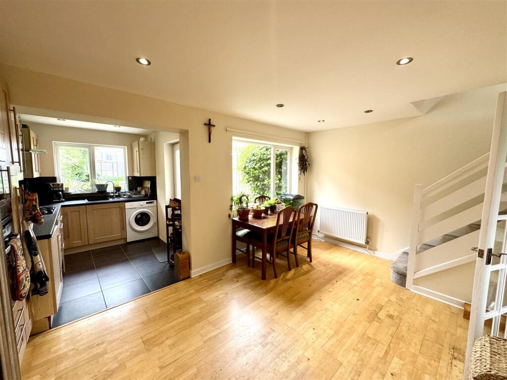DINING/FAMILY AREA