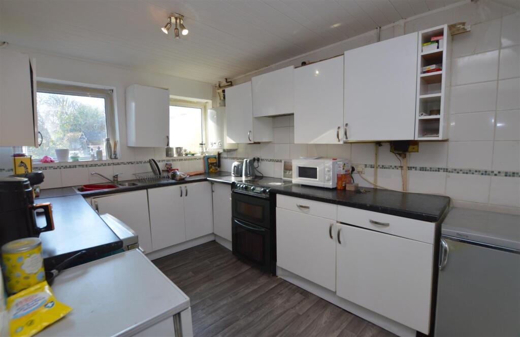 3 Mill farm Crescent kitchen.JPG