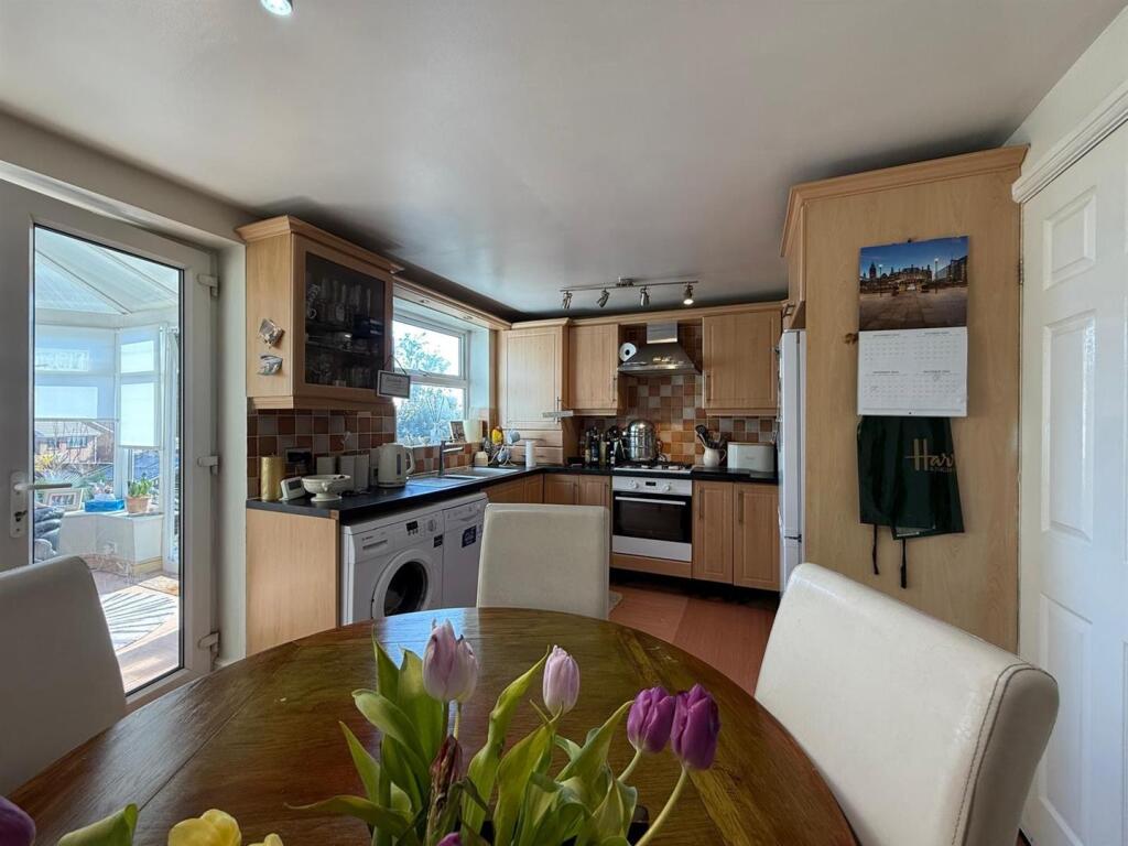 Kitchen 2.jpg