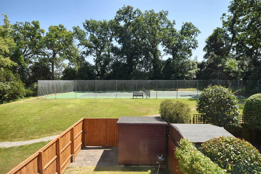 GARDEN &amp; COURT VIEW