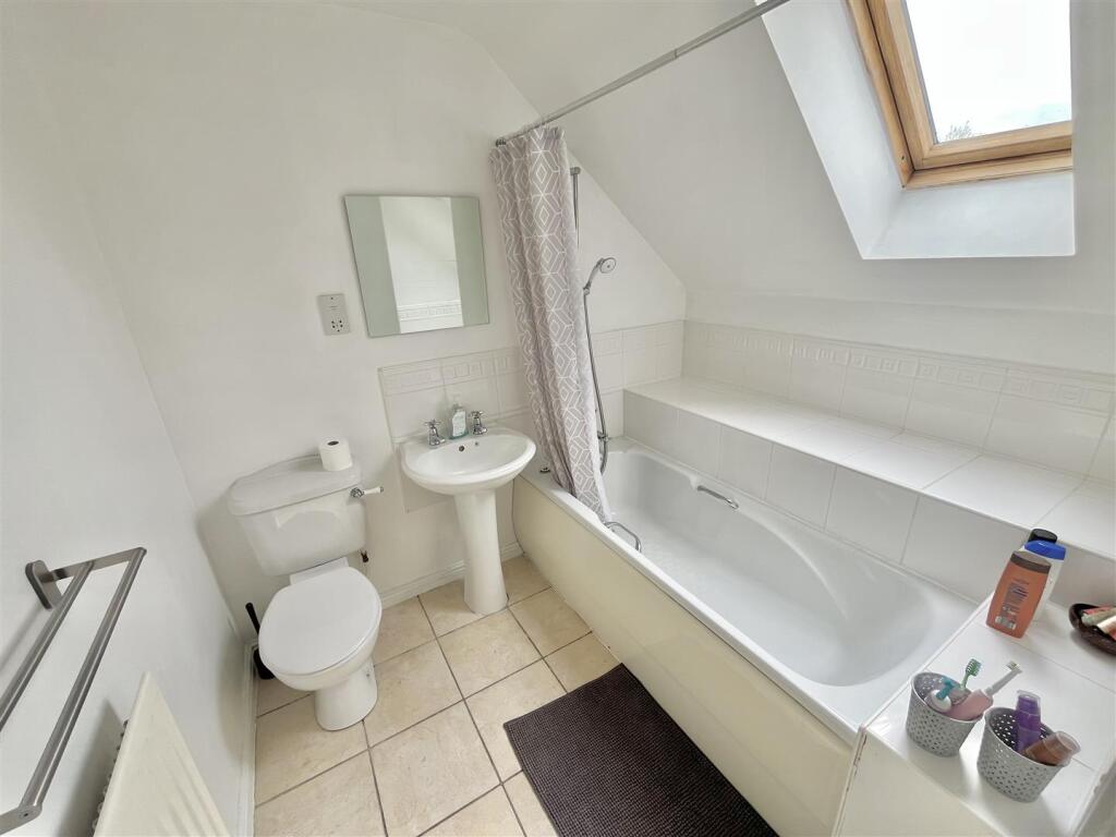 Bed 1 En Suite Bathroom