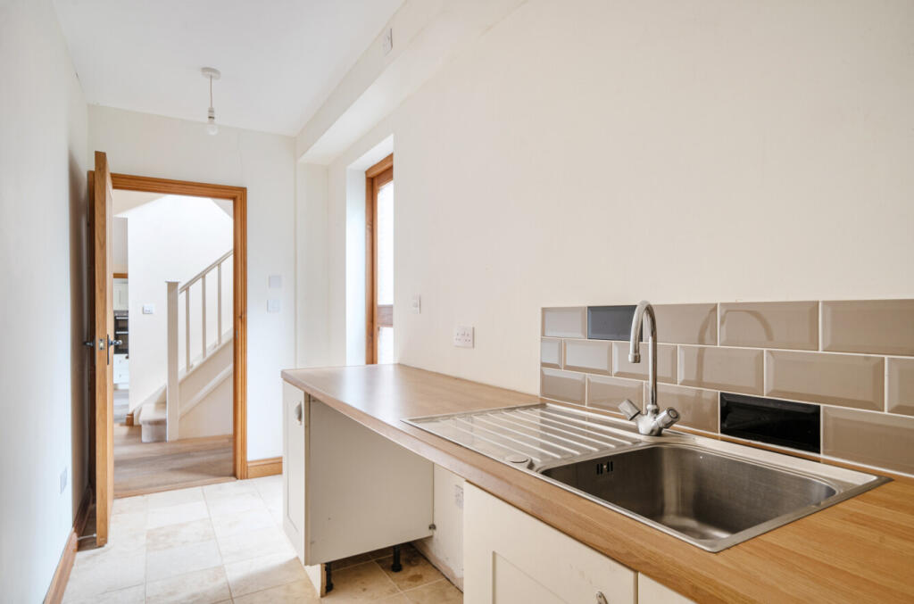 1370632-6-68ff9cd...