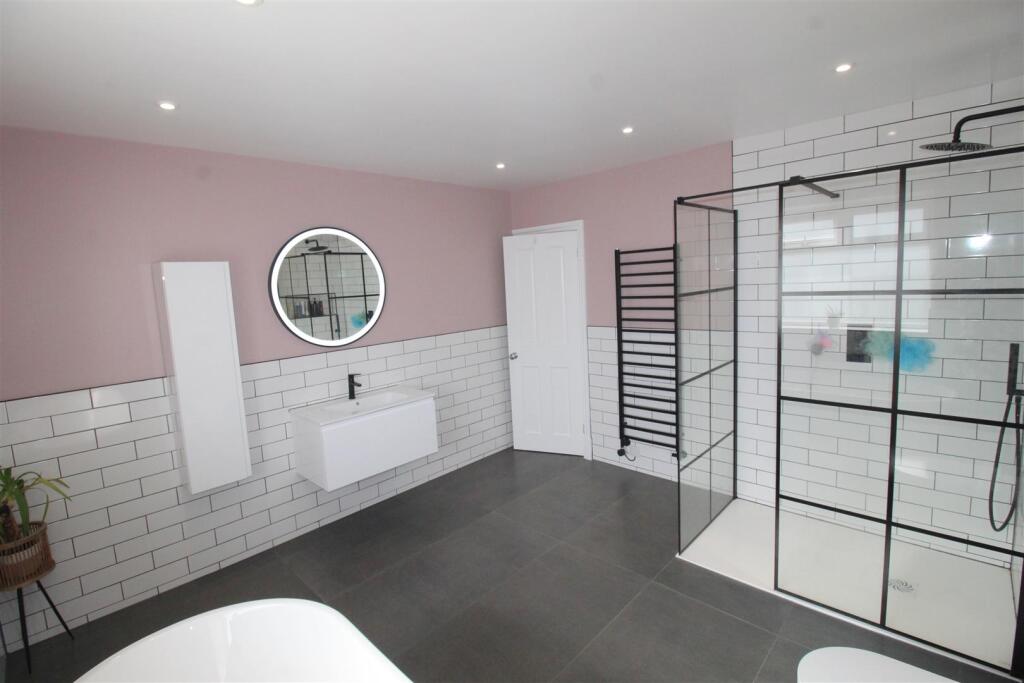 Clifton Drive South, Bathroom 2.JPG