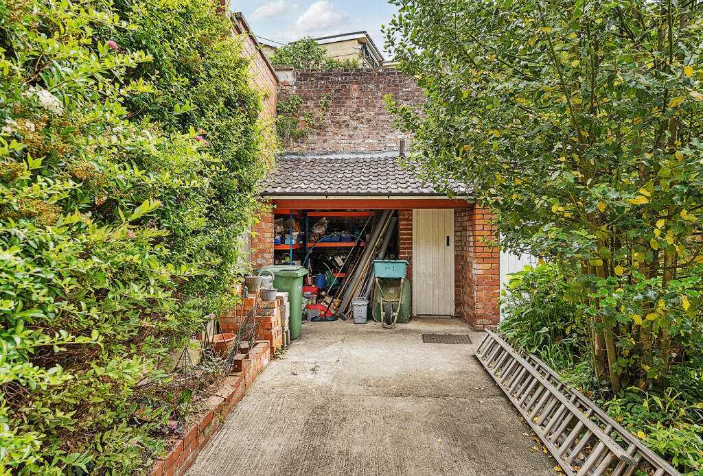 1307153-3-684feab...