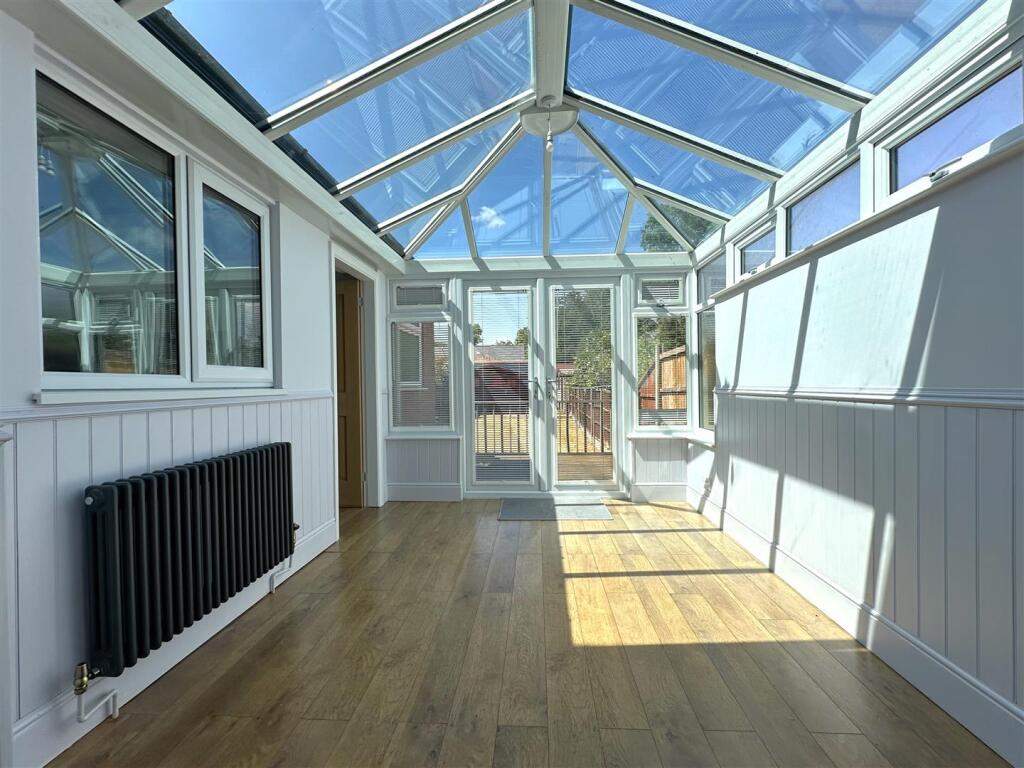 Delightful Garden Room 979