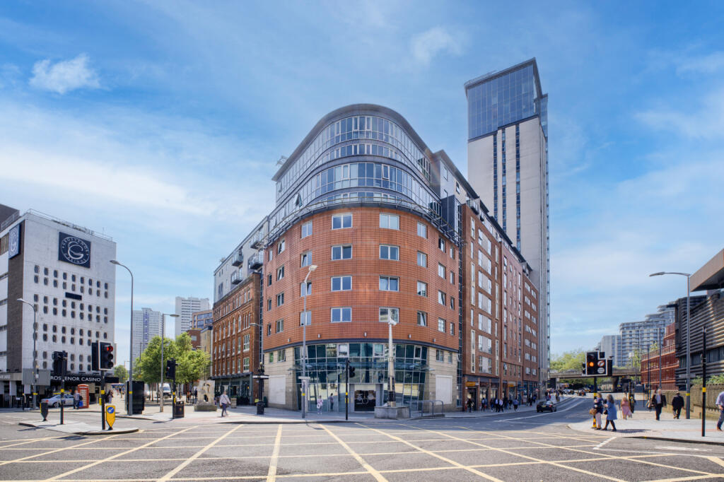 Furnished City Centre Apartment with Parking &amp; 24