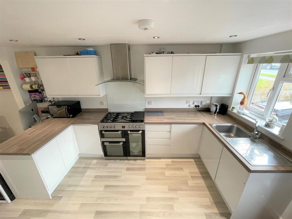 Kitchen 2.jpg