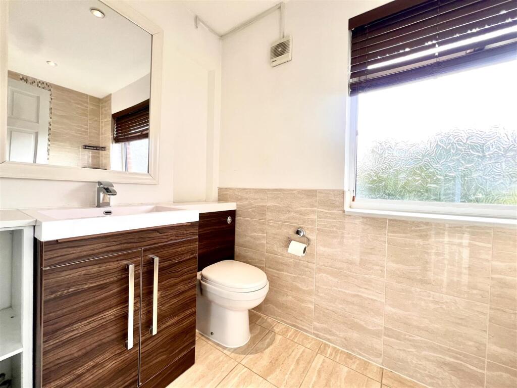 Family Bathroom Side.jpg