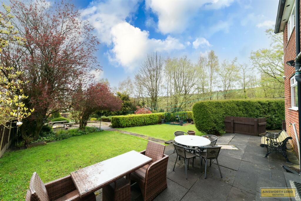 LARGE GARDEN PATIO
