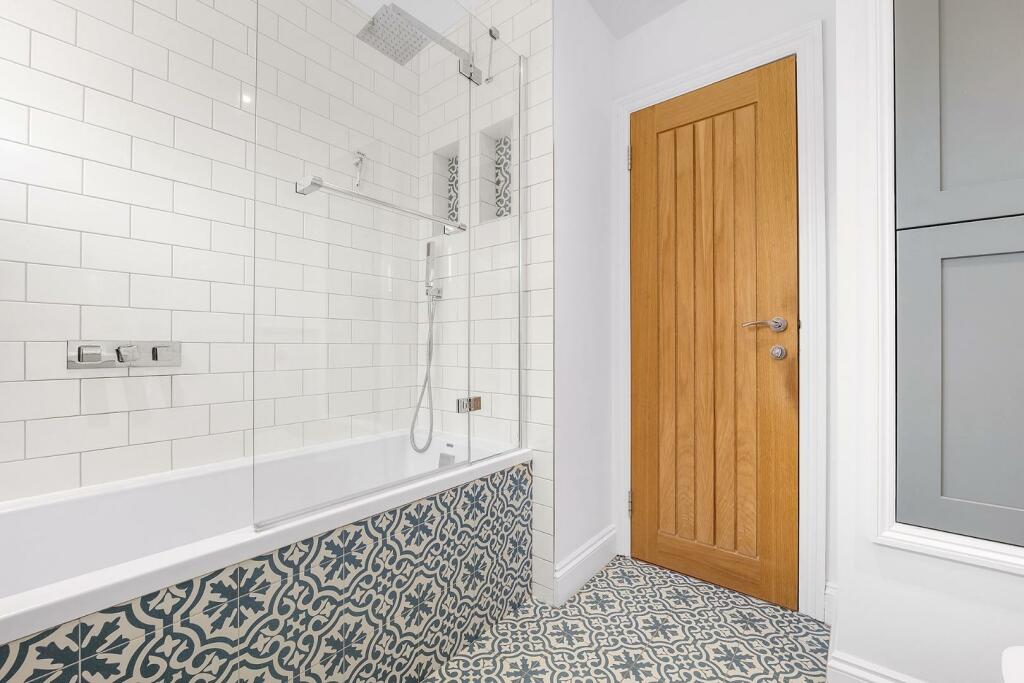 Bathroom (2).jpg