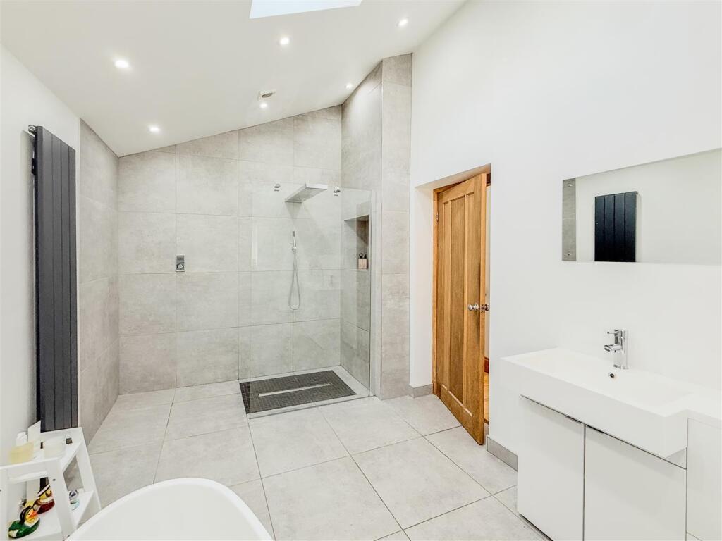 GROUND FLOOR BATHROOM