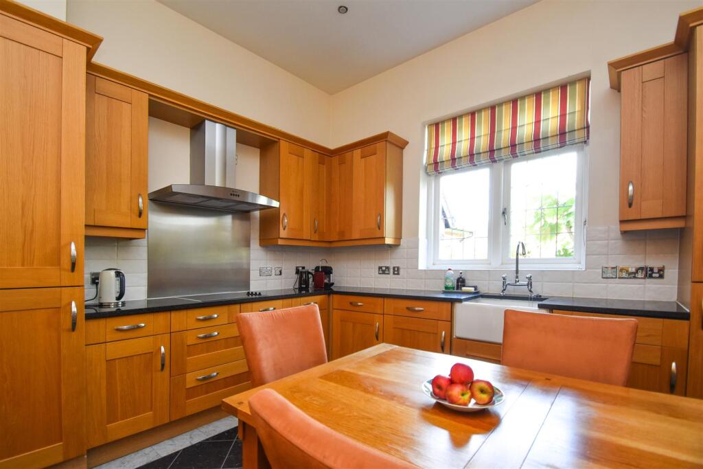 18c Southgate - Kitchen.jpg