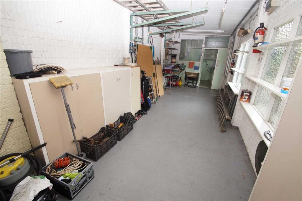 Garage/Workshop