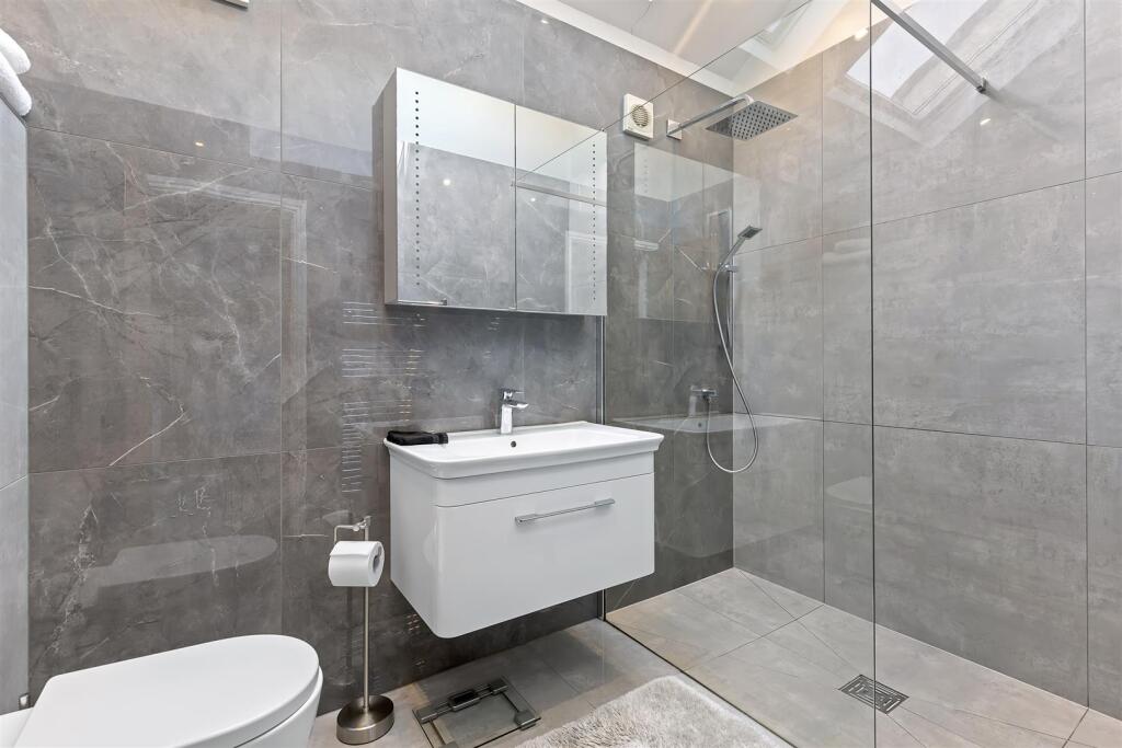 En-Suite To Bedroom 1
