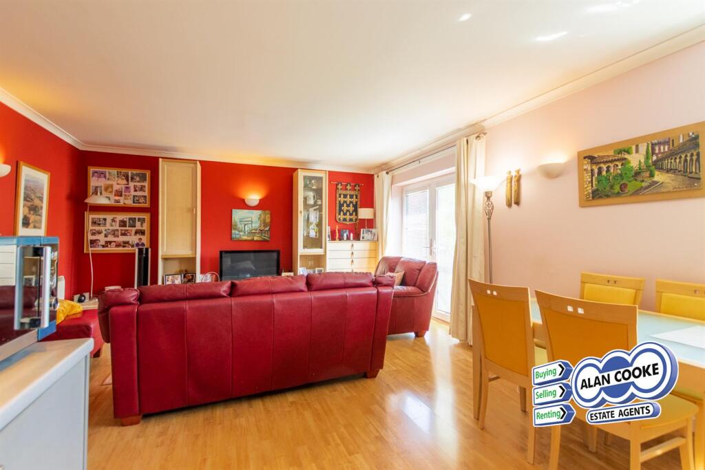 OPEN PLAN LOUNGE &amp; KITCHEN