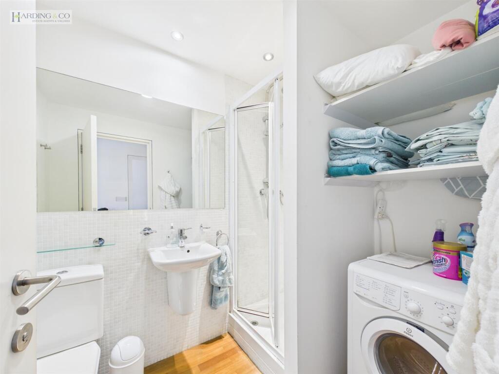 Family Bathroom .1.jpg