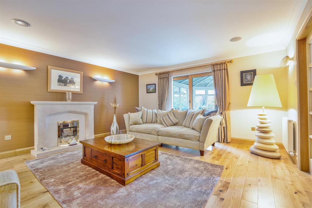 11- Formal Lounge.jpg