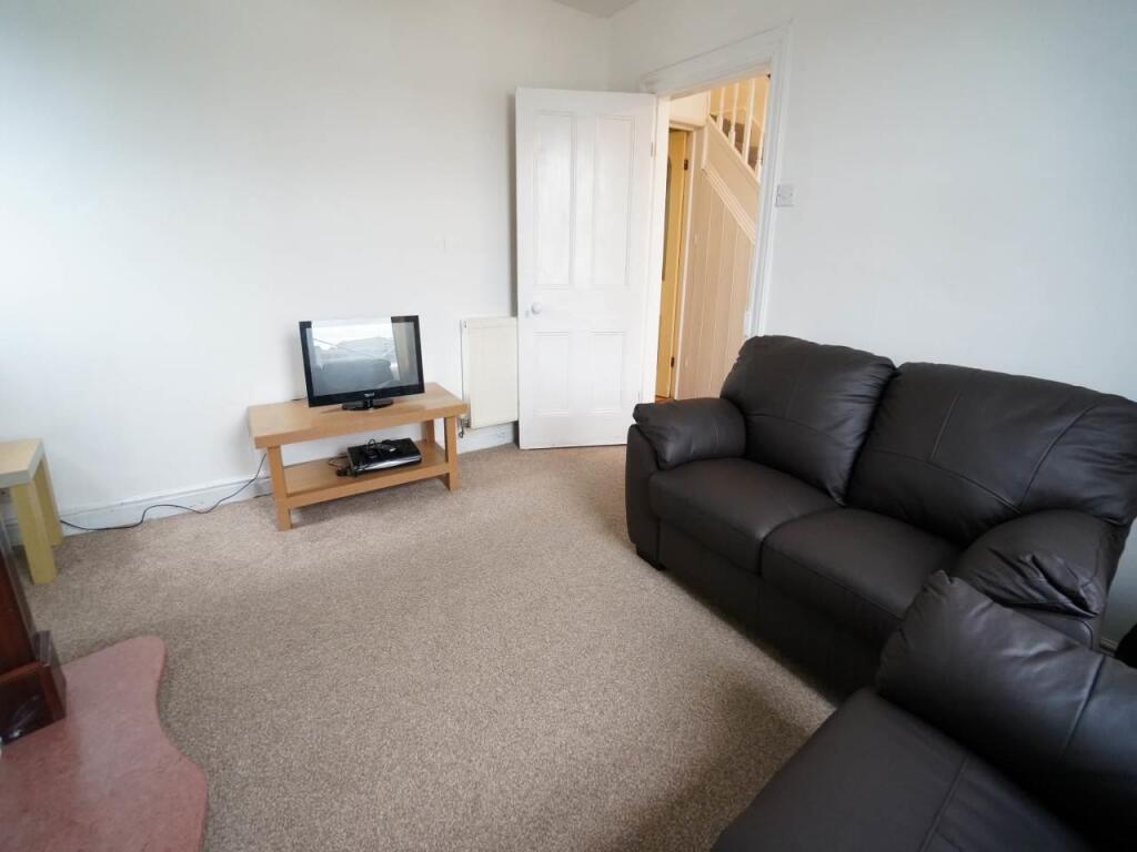 1Penllys_livingroom1.JPG
