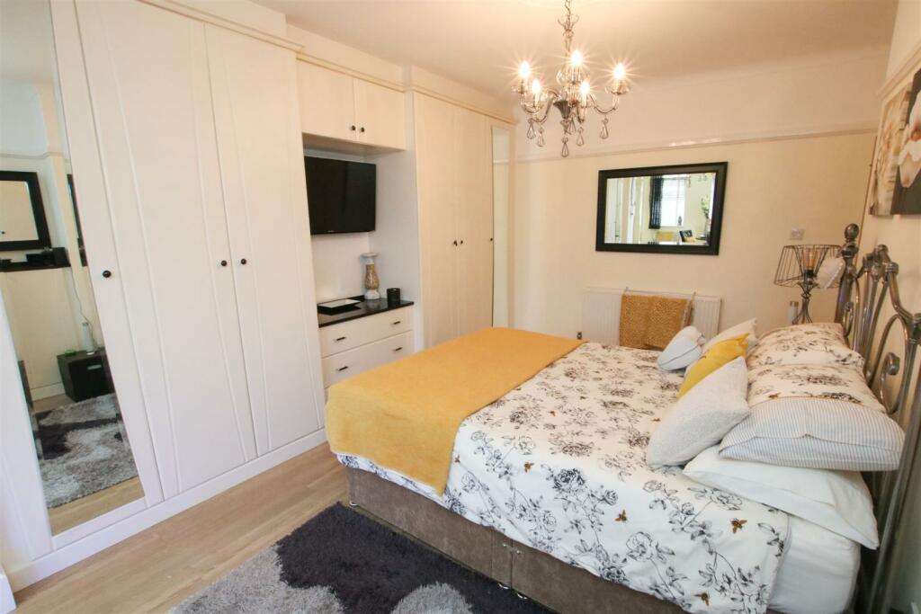 PRINCIPAL BEDROOM 1 (EN-SUITE)