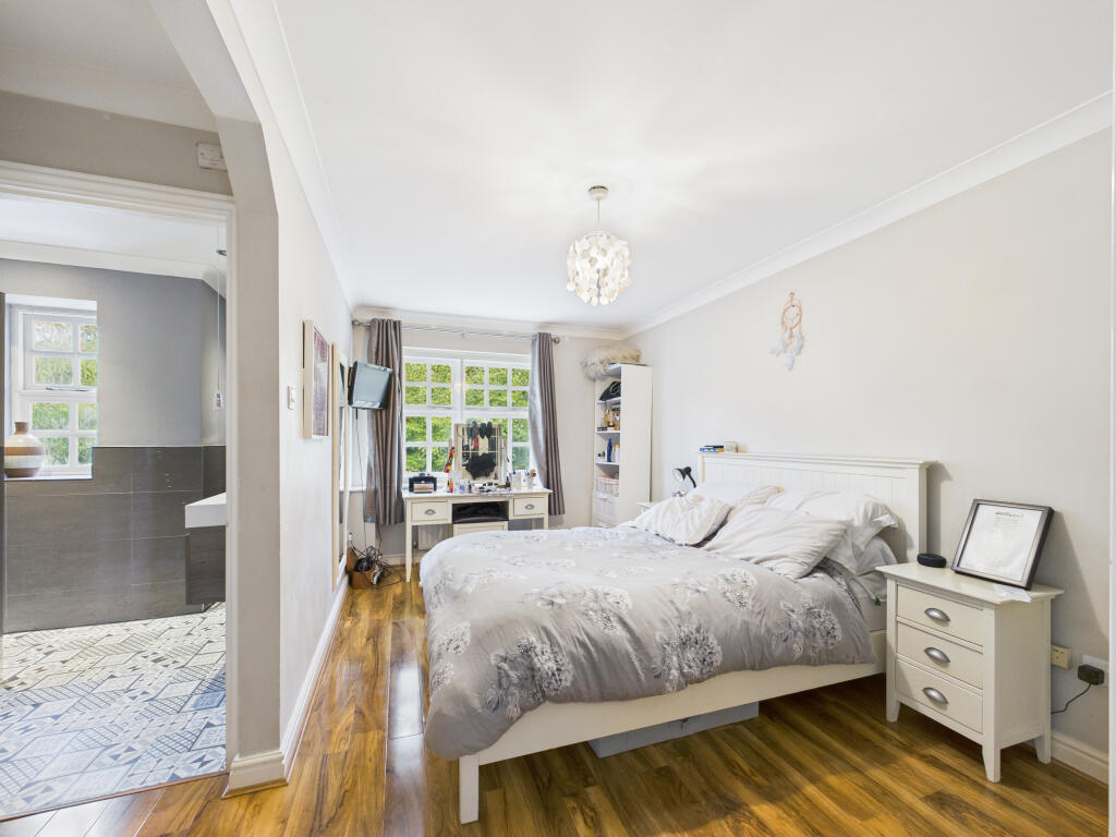 CAM01354G0-PR0601-STILL034