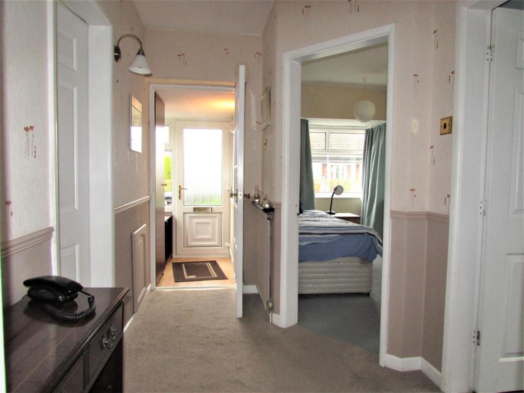 AlanAve85hall.JPG