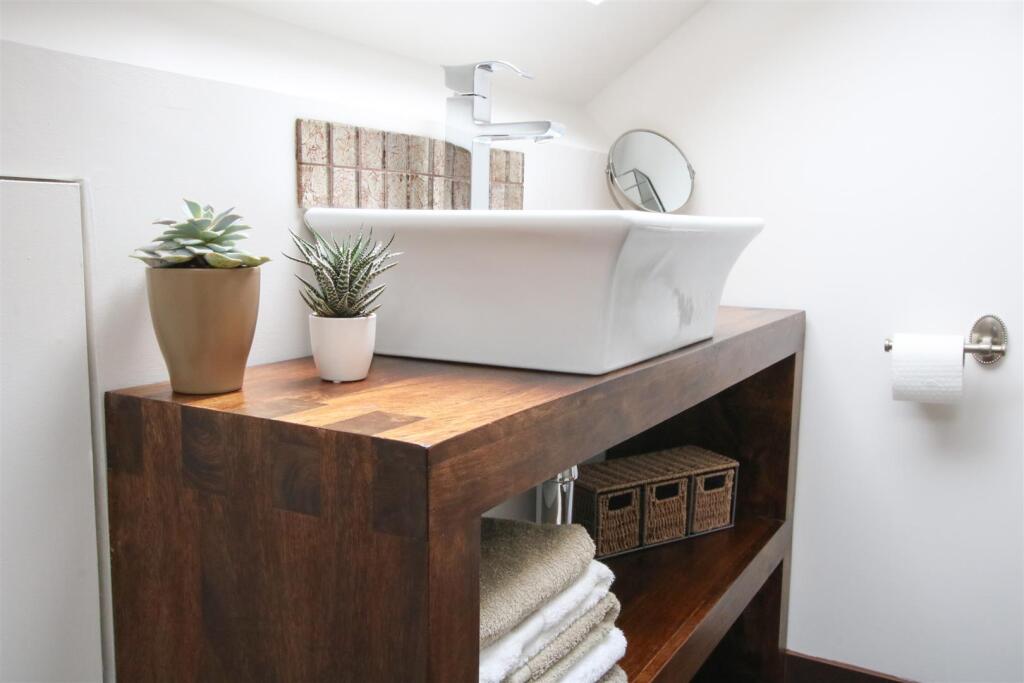 EN-SUITE SHOWER ROOM