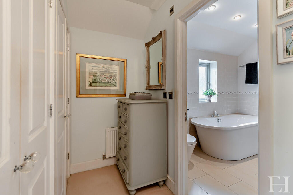 8641132-interiorW...