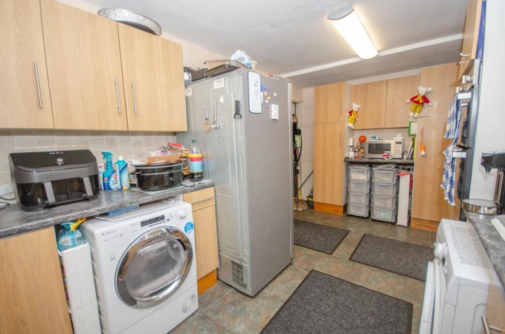 Kitchen pic 2.jpg