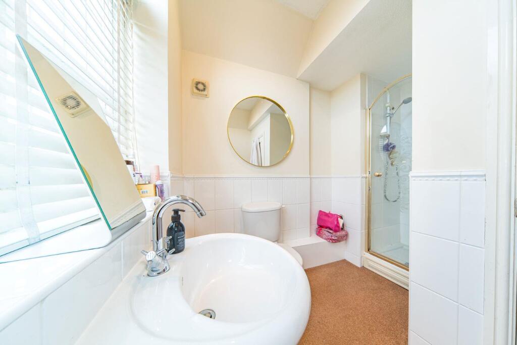 7 Beech Meadows en suite.jpg
