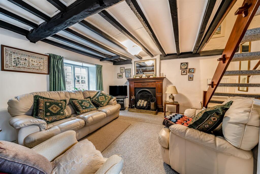Oakbeams, 42 High Street, Blisworth (2).jpg