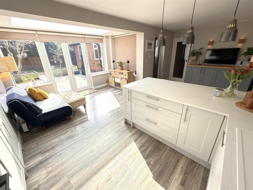 OPEN PLAN L SHAPED LIVING/DINING KITCHEN