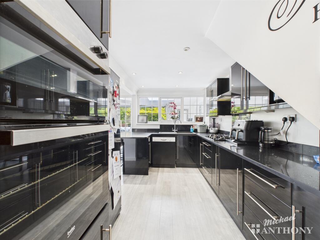 CAM02773G0-PR0290-STILL014