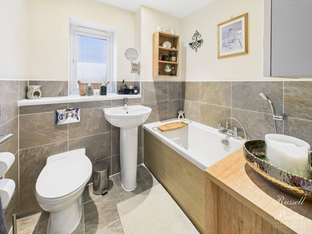 CAM02127G0-PR0363-STILL038