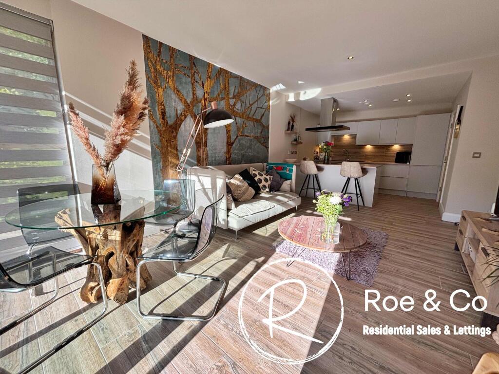 Living room/kitchen/dining room