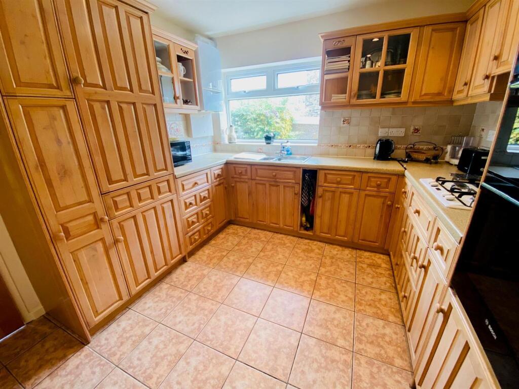 kitchen 2.jpg