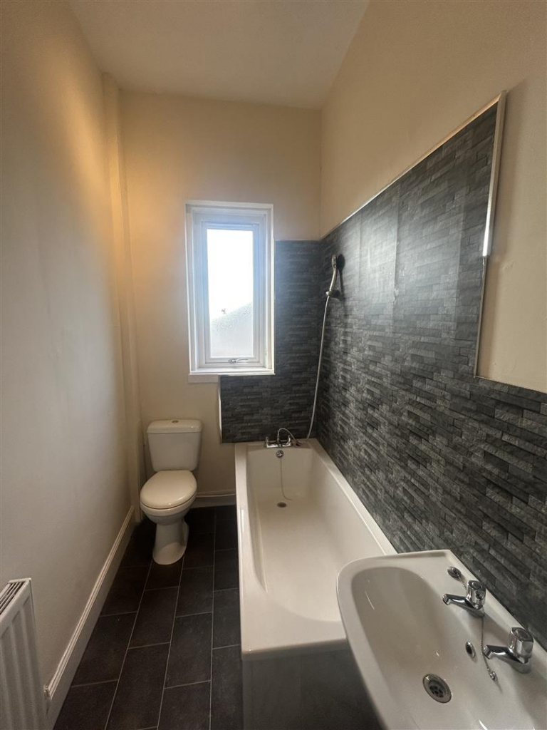 9a Gladstone Road Bathroom.png