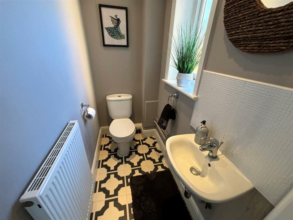 Guests Cloak Room/WC