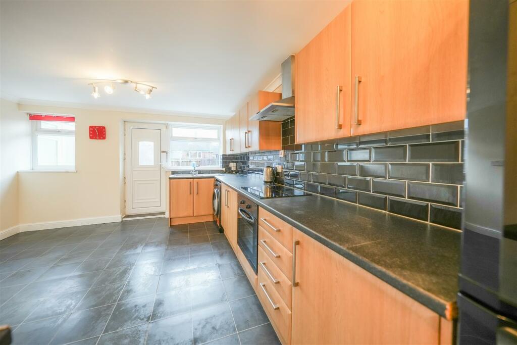 BREAKFASTING KITCHEN